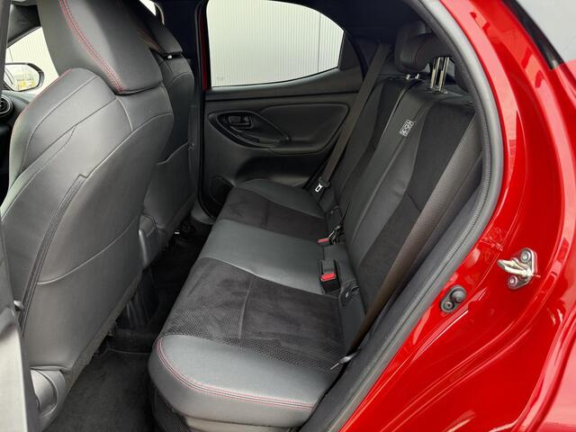 Toyota YARIS 1.5 Hybrid GR Sport **NAVIGATIE/ DODEHOEK DETECTIE/ HEADS-UP DISPLAY/ 36 MAANDEN GARANTIE**