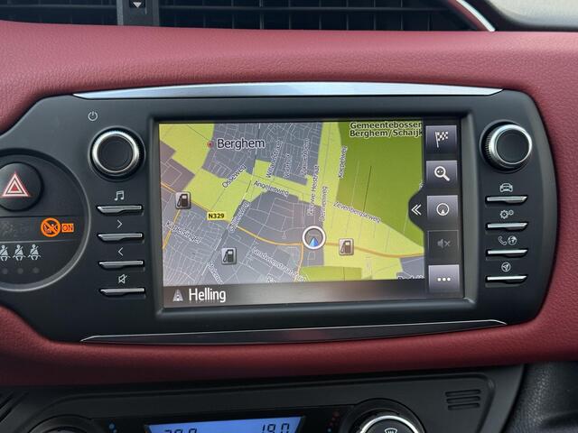 Toyota YARIS 1.5 Hybrid Bi-Tone **NAVIGATIE/ KEYLESS/ STOELVERWARMING/ GARANTIE**