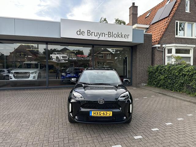 Toyota YARIS Cross 1.5 Hybrid 130pk Executive Limited dodehoekdetectie / stoelverwarming / stuurwielverwarming / parkeersensoren voor + achter / Navigatie / Apple Carplay / Android Auto / parkeercamera / 10 jaar garantie / rijklaarprijs