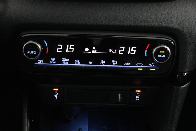 Toyota YARIS 1.5 Hybrid Executive | head-up display | panoramadak| Bi-tone |