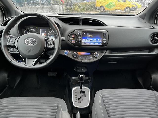 Toyota YARIS 1.5 Hybrid Bi-Tone | Parkeercamera | Stoelverwarming | Donker glas | Cruise control |