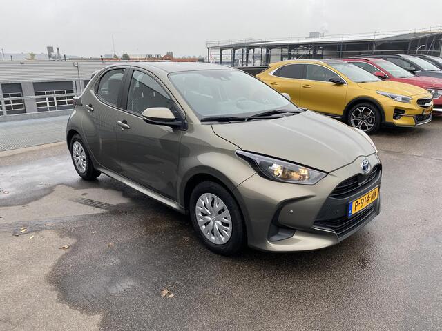 Toyota YARIS 1.5 Hybrid Active Nieuw geleverd en onderhouden Incl: AppleCarPlay/AndroidAuto, Adaptive Cruise control, Climate Control, Metallic lak