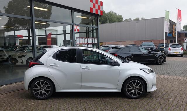 Toyota YARIS 1.5 Hybrid Executive Pano 17 inch