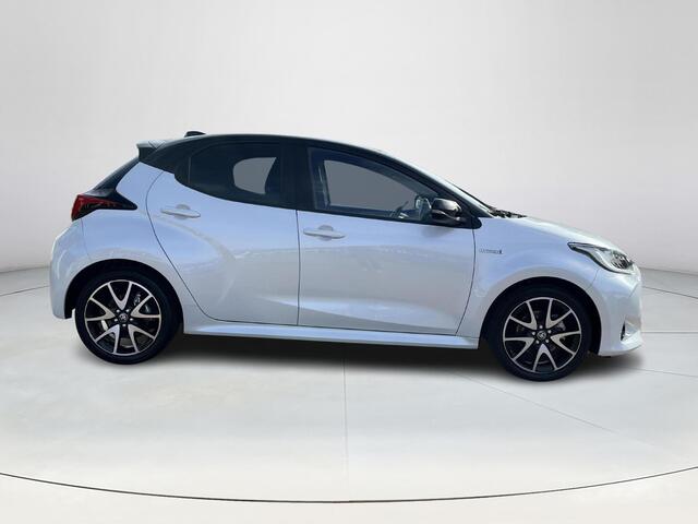 Toyota YARIS 1.5 Hybrid Executive | Bi-tone | Carplay | Head up display | Dode hoek detectie | 17 inch LM-velgen |