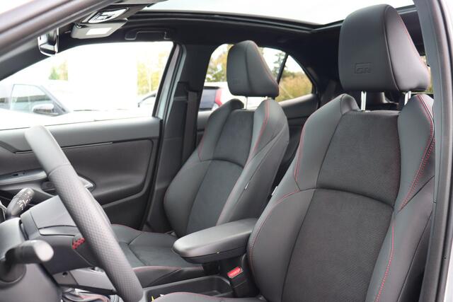 Toyota YARIS Cross 1.5 Hybrid 130 GR Sport, Panoramadak, BSM, JBL, Camera, Heads up display