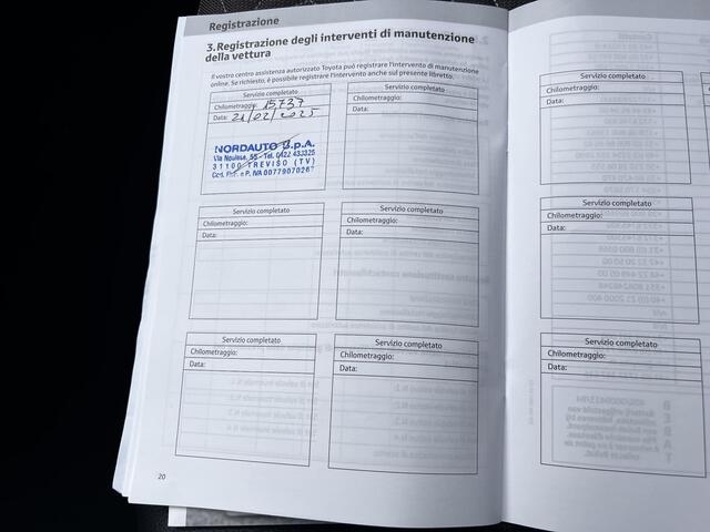 Toyota YARIS Cross 1.5 Hybrid 130 Launch Edition / Fabrieksgarantie tot 05-2027 < 100.000km, tot 10 jaar mogelijk ** / Facelift / Panoramadak / Dealer onderhouden / Stoelverwarming / Adaptieve CC / Navigatie (abbo) / Apple Carplay Android / 18" LM Wielen /