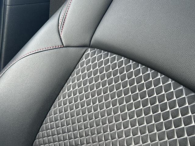 Toyota YARIS 1.5 Hybrid Launch Edition **HEAD UP DISPLAY/ STOELVERWARMING/ JBL AUDIO/ PANORAMA DAK/ 36 MAANDEN GARANTIE**