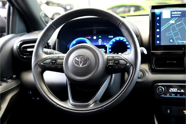 Toyota YARIS 1.5 Hybrid 130 Executive Aut. PANORAMADAK + JBL AUDIO + NAVIGATIE GROOT SCHERM + HEAD-UP + ADAPT.CRUISE + LED-KOPLAMPEN + CAMERA + DODEHOEK MELDING + LANE ASSIST + STOEL-&STUURVERWARMING + PARKSENSOREN V&A + 17" LM-VELGEN!!