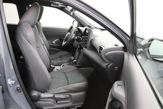 Toyota YARIS Cross 1.5 Hybrid 130 GR Sport | GR Sport Plus Pack | Nieuwe Auto | Panoramadak | JBL | Stoelverwarming |