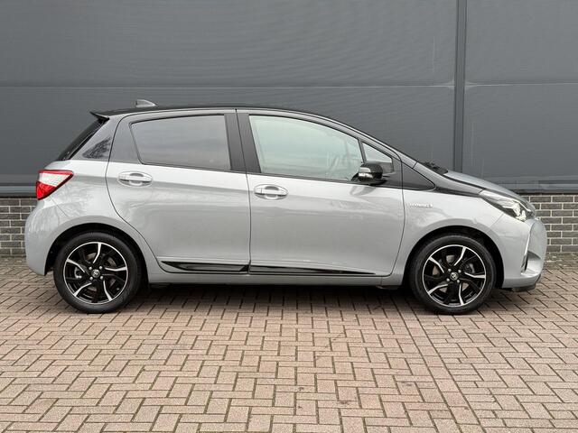 Toyota YARIS 1.5 Hybrid Bi-Tone Plus / Trekhaak / Panorama / Achteruitrij Camera / Cruise / Navigatie /