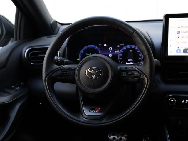 Toyota YARIS 1.5 Hybrid 130 GR Sport | Bi-Tone | Leder/Alcantara | Dodehoek