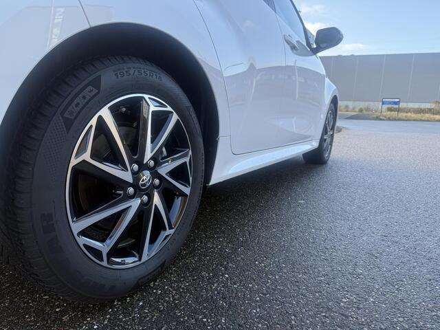 Toyota YARIS 1.5 Hybrid Dynamic met o.a. camara, climate control, stoelverwarming, full led, DAB, apple carplay/android auto etc.