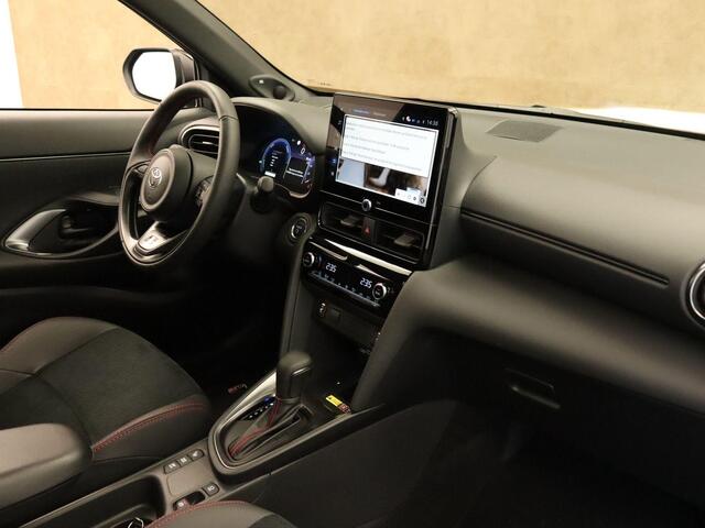 Toyota YARIS Cross 1.5 Hybrid 130 GR Sport - NIEUW EN DIRECT UIT VOORRAAD LEVERBAAR - PANORAMADAK - PARKEERSENSOREN VOOR EN ACHTER - HEAD-UP DISPLAY - JBL GELUIDSINSTALLATIE - 360 GRADEN CAMERA - ELEKTRISCHE ACHTERKLEP - VOORRUIT, STOEL EN STUUR VERWARMING - DODEHOEK 