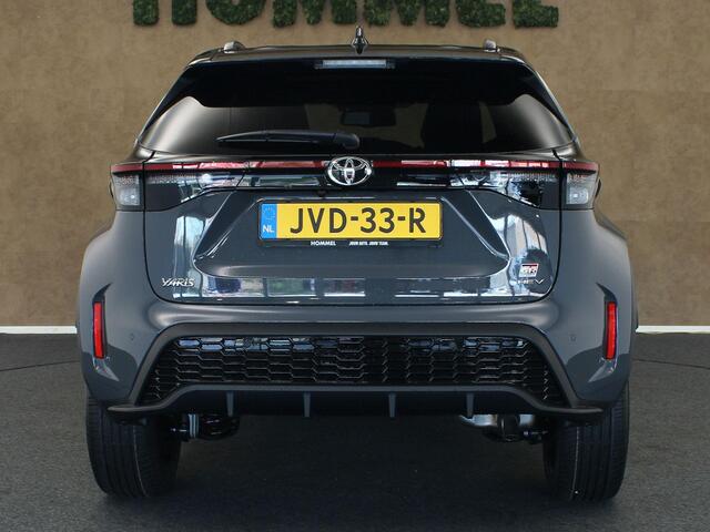 Toyota YARIS Cross 1.5 Hybrid 130 GR Sport - NIEUW EN DIRECT UIT VOORRAAD LEVERBAAR - PANORAMADAK - PARKEERSENSOREN VOOR EN ACHTER - HEAD-UP DISPLAY - JBL GELUIDSINSTALLATIE - 360 GRADEN CAMERA - ELEKTRISCHE ACHTERKLEP - VOORRUIT, STOEL EN STUUR VERWARMING - DODEHOEK 