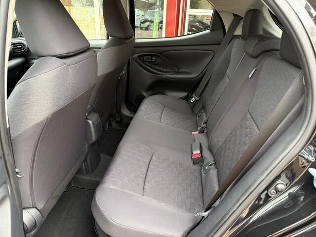 Toyota YARIS 1.5 HYBRID 5-DRS DYNAMIC AUTOMAAT! LUXE UITVOERING NIEUWE AUTO!