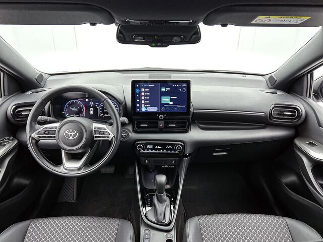 Toyota YARIS 1.5 Hybrid 130 Executive | Blindspot | Stoel + Stuurverwarming | Red Pack | Chrome Pack | Full Option |