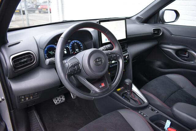 Toyota YARIS Cross 1.5 Hybrid 130 GR Sport Limited Automaat 130pk | Voorstoelen verwarmd | BSM | Achteruitrijcamera | Apple Carplay/Android Auto |