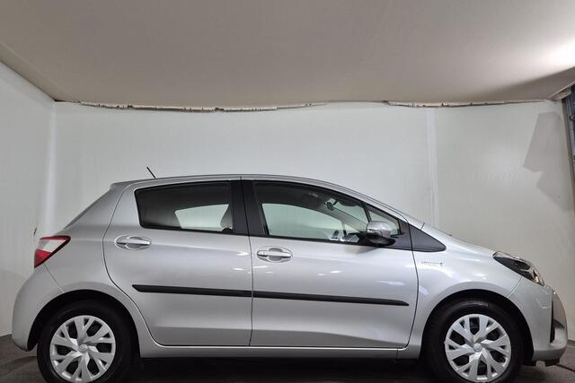 Toyota YARIS 1.5 Hybrid Aspiration Parkeercamera-L.M. velgen-Cruise control-Metallic lak