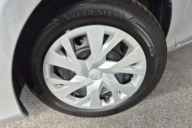 Toyota YARIS 1.5 Hybrid Aspiration Parkeercamera-L.M. velgen-Cruise control-Metallic lak