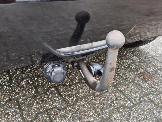 Toyota YARIS 1.5 Hybrid Launch Edition | Trekhaak | HUD | Navi | Stoelverwarm