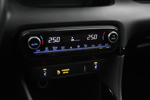 Toyota YARIS 1.5 Hybrid Executive | Navigatie | Stoel en stuurverwarming | Panoramadak | Leder-stof bekleding |