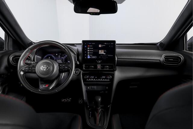 Toyota YARIS Cross 1.5 Hybrid 130 GR Sport | Adapt.Cruise | Head-up | 360 Camera | Stoel+Stuurverw. | Dig.Cockpit | NAV + App.Connect (Draadloos) | ECC | LM 18" | 6116 detail foto's toevoegen!