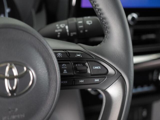 Toyota YARIS Cross 1.5 Hybrid 130 Executive/ Teamplayer | Dodehoekdetectie | Parkeersensoren Voor en Achter | Stuurwiel- En Stoelverwarming | Botsherkenning | Grootlichtassistent