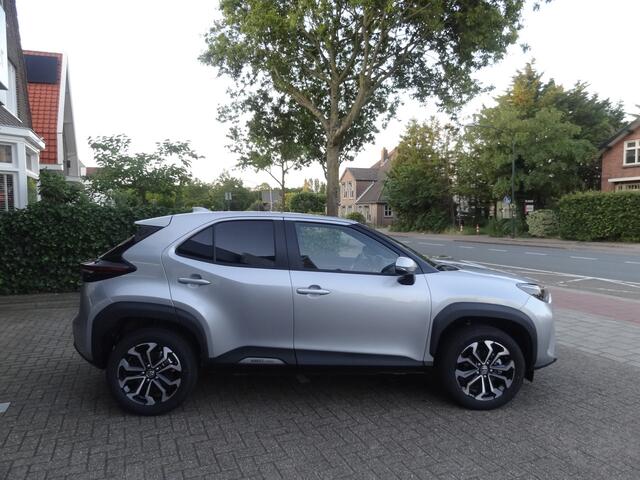 Toyota YARIS Cross 1.5 Hybrid 130pk Dynamic + Comfort Pack dodehoekdetectie / stoelverwarming / stuurwielverwarming / parkeersensoren voor + achter / Navigatie / Apple Carplay / Android Auto / parkeercamera / 10 jaar Toyota garantie / rijklaarprijs incl. Toyota Pechhu
