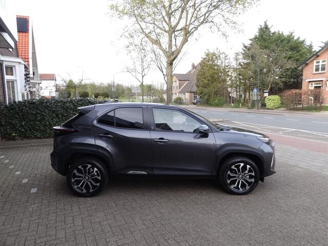 Toyota YARIS Cross 1.5 Hybrid 130 Dynamic + Comfort Pack dodehoekdetectie / stoelverwarming / stuurwielverwarming / parkeersensoren voor + achter / Navigatie / Apple Carplay / Android Auto / parkeercamera / 10 jaar Toyota garantie / rijklaarprijs incl. Toyota Pechhulp