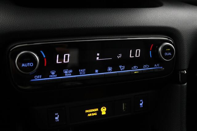 Toyota YARIS 1.5 Hybrid Executive | Leder stof bekleding | Stoelverwarming | Parkeersensoren | Keyless |