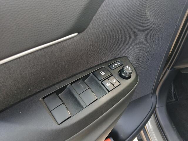 Toyota YARIS Cross 1.5 Hybrid 115 First Edition PDC v+a Navi Stoelverwarming Dode hoek detectie