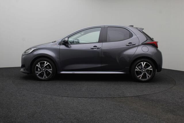 Toyota YARIS 1.5 Hybrid 115 Dynamic 2025 | INCL. BTW | Stoel & Stuurverwarming | Carplay | DAB Radio | Adaptive Cruise Control | Achteruitrij Camera | Draadloze Telefoon Lader | Stuurwiel Bediening | Lichtmetalen Velgen | Climate Control | Origineel Nederlands NAP