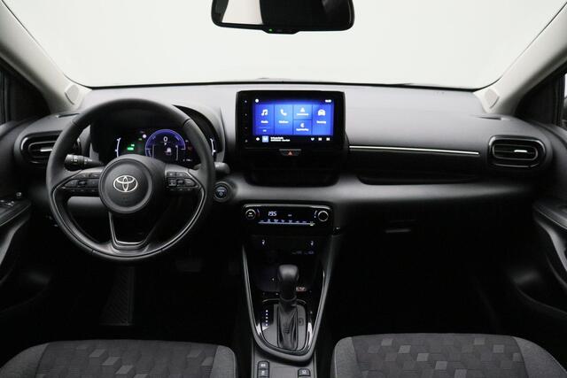 Toyota YARIS 1.5 Hybrid 115 Dynamic 2025 | INCL. BTW | Stoel & Stuurverwarming | Carplay | DAB Radio | Adaptive Cruise Control | Achteruitrij Camera | Draadloze Telefoon Lader | Stuurwiel Bediening | Lichtmetalen Velgen | Climate Control | Origineel Nederlands NAP