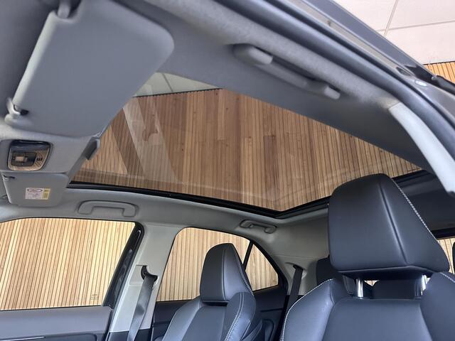 Toyota YARIS Cross 1.5 Hybrid Executive Panorama dak | Trekhaak | All season