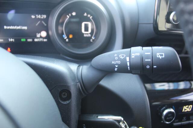 Toyota YARIS Cross 1.5 Hybrid Apple carplay/ android auto l All weather banden | Armsteun | Elektrisch inklapbare buitenspiegels | Climate control | Achteruitrijcamera | Verwarmbare spiegel