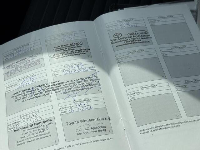 Toyota YARIS 1.5 Hybrid Dynamic Bi-Tone / Dealer Onderhouden / Fabrieksgarantie t/m 07-2027 / Navigatie / Camera / Cruise Control / Bluetooth / Climate Control / Keyless /