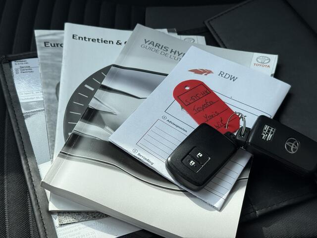 Toyota YARIS 1.5 Hybrid Dynamic Bi-Tone / Dealer Onderhouden / Fabrieksgarantie t/m 07-2027 / Navigatie / Camera / Cruise Control / Bluetooth / Climate Control / Keyless /