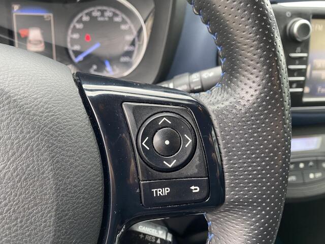 Toyota YARIS 1.5 Hybrid Bi-Tone Navi, Climate & Cruise control. Hoge instap zeer nette auto.