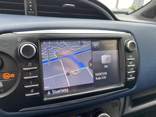 Toyota YARIS 1.5 Hybrid Bi-Tone Navi, Climate & Cruise control. Hoge instap zeer nette auto.