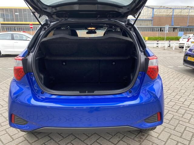 Toyota YARIS 1.5 Hybrid Bi-Tone Navi, Climate & Cruise control. Hoge instap zeer nette auto.