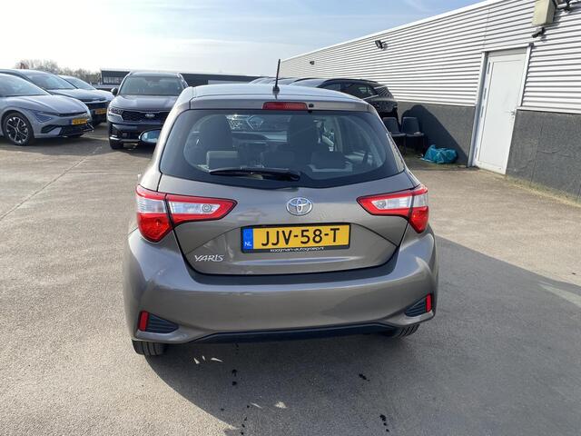 Toyota YARIS 1.5 VVT-i Energy Stoelverwarming, stoere matte grijze velgen, achteruitrij camera, cruise control, automaat!