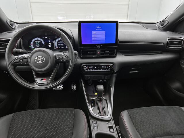 Toyota YARIS 1.5 Hybrid 130 GR SPORT + Premium Pack | 1e Eigenaar | JBL | Panoramadak | Red Pakket | Sportstoelen | 18 inch LM Velgen |