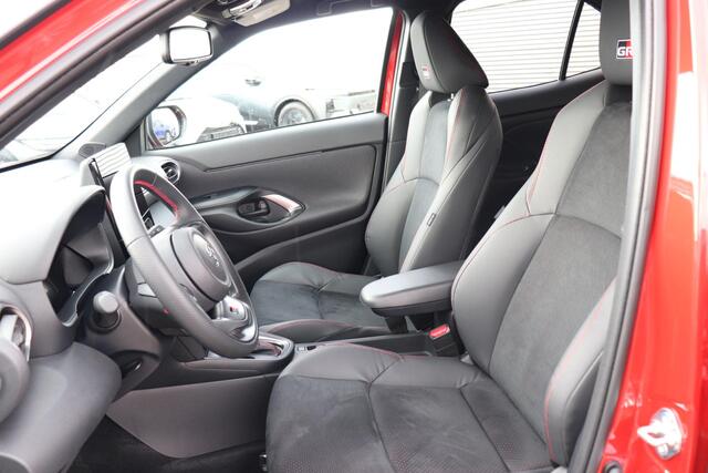 Toyota YARIS Cross 1.5 Hybrid 130 GR SPORT, Treeplanken, Apple Carplay/Android Auto, Stoelverwarming!