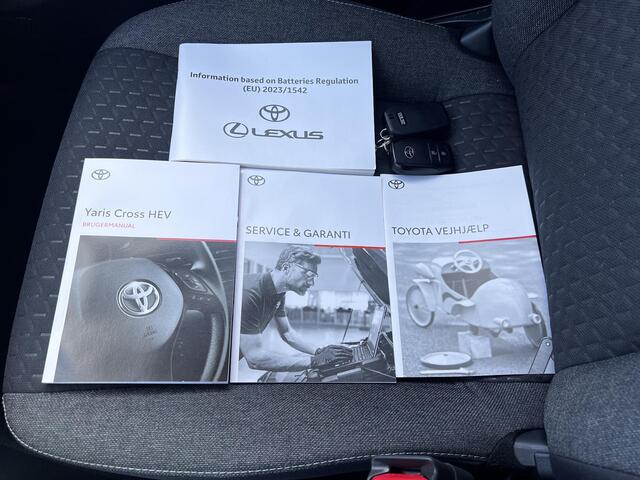Toyota YARIS Cross 1.5 Hybrid 115 Dynamic Automaat / Fabrieksgarantie tot 10 jaar mogelijk* / Stuur- en stoelverwarming / Navigatie / Apple Carplay Android / 17" LM wielen /
