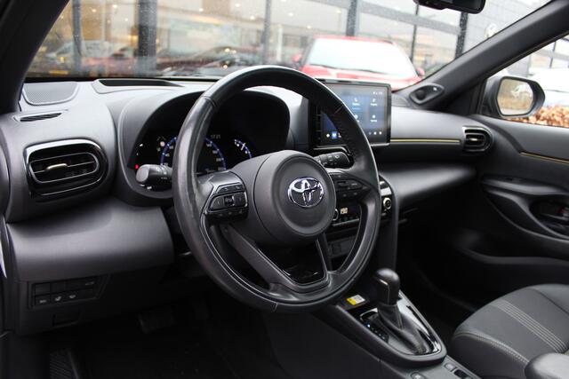 Toyota YARIS Cross 1.5 Hybrid Adventure Bi-Tone 2e Paasdag open van 10:00 - 15:00 | Rijklaar | Pano | Trekhaak | El. achterklep | PDC | Blind Spot | Head up |
