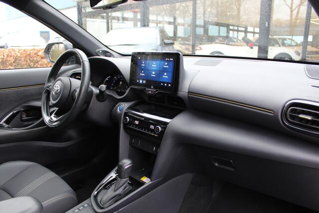 Toyota YARIS Cross 1.5 Hybrid Adventure Bi-Tone 2e Paasdag open van 10:00 - 15:00 | Rijklaar | Pano | Trekhaak | El. achterklep | PDC | Blind Spot | Head up |