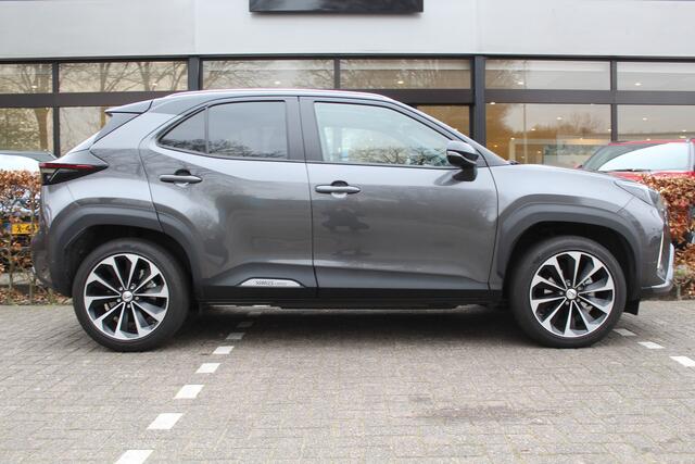 Toyota YARIS Cross 1.5 Hybrid Adventure Bi-Tone 2e Paasdag open van 10:00 - 15:00 | Rijklaar | Pano | Trekhaak | El. achterklep | PDC | Blind Spot | Head up |