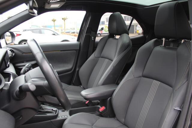 Toyota YARIS Cross 1.5 Hybrid Adventure Bi-Tone 2e Paasdag open van 10:00 - 15:00 | Rijklaar | Pano | Trekhaak | El. achterklep | PDC | Blind Spot | Head up |