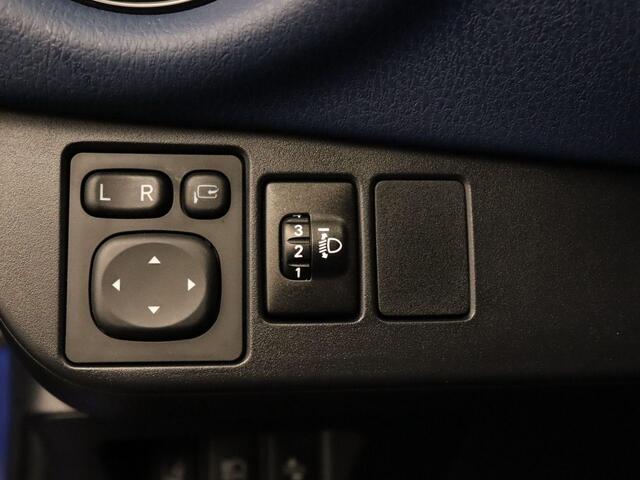 Toyota YARIS 1.5 Hybrid Bi-Tone Plus - ORIGINEEL NEDERLANDSE AUTO - PANORAMADAK - NAVIGATIE - CLIMATE CONTROL - CAMERA - 16 INCH LICHT METALEN VELGEN - BLUETOOTH - KEYLESS ENTRY/ START - BOTSWAARSCHUWING - MISTLAMPEN VOOR