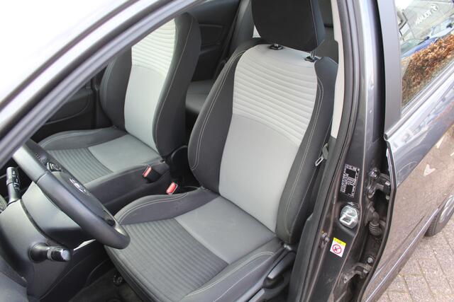 Toyota YARIS 1.5 Hybrid Design | Rijklaar | Navi | "Trekhaak" | Clima | Cruise | Dealer onderh. | All season